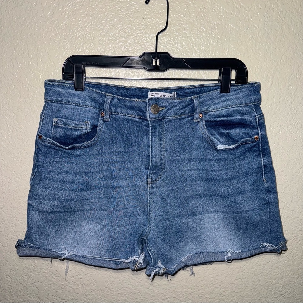 Savvy Denim Shorts Women’s 18W Blue Distressed Frayed Hem Casual Jean Shorts